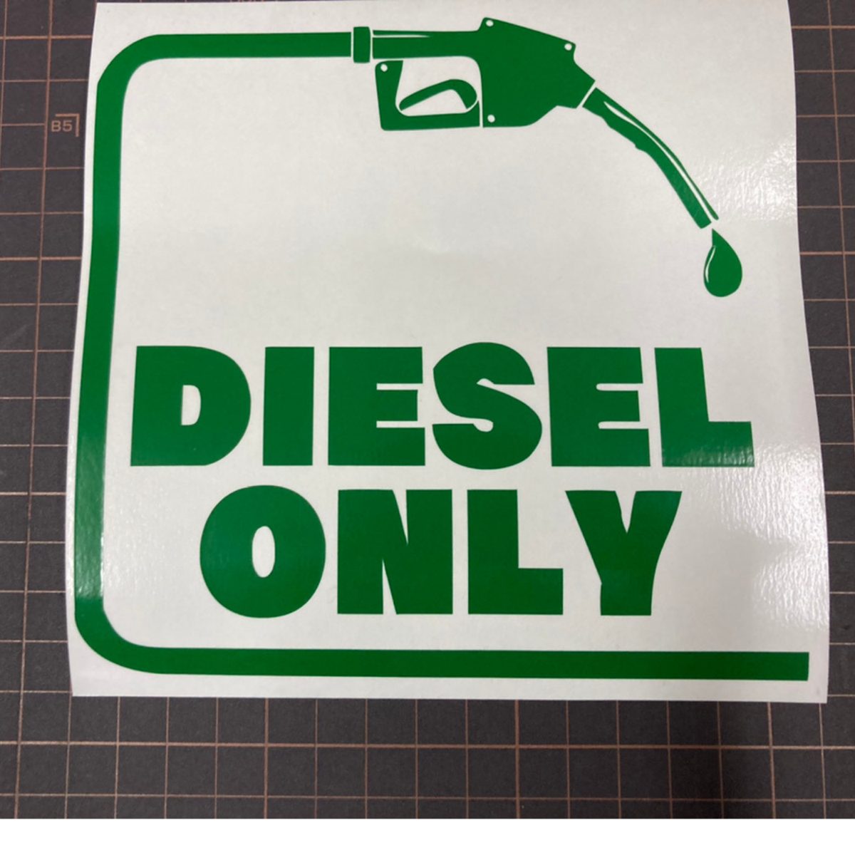 給油ノズルとDIESEL ONLYの文字のオーダーステッカー（緑）